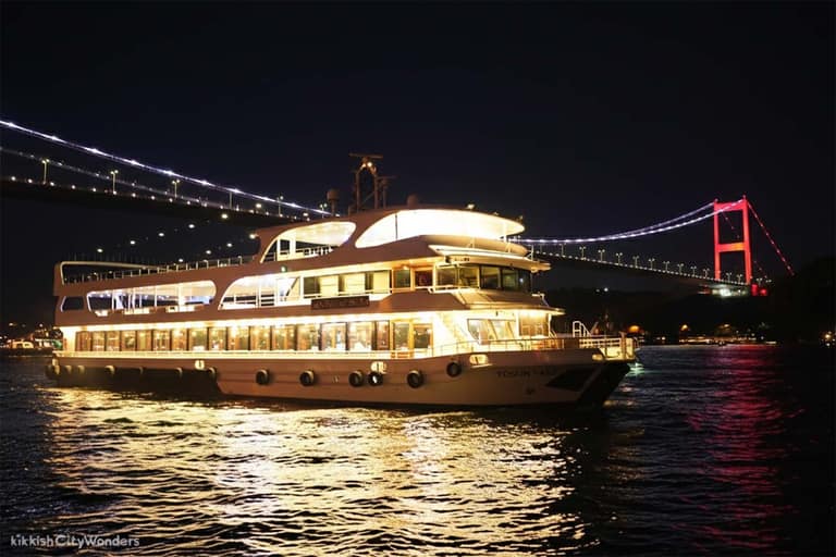 İstanbul: Bosphorus Dinner Cruise and Turkish Night Show