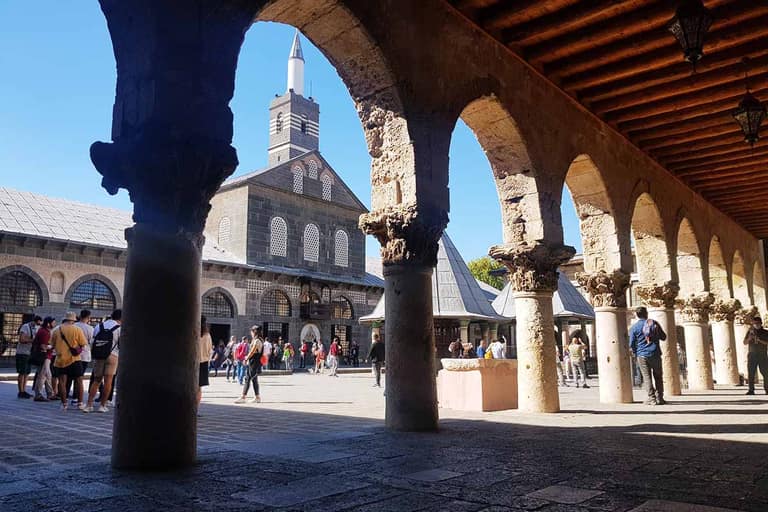 Zerzevan Castle and Diyarbakir City Tour from Mardin