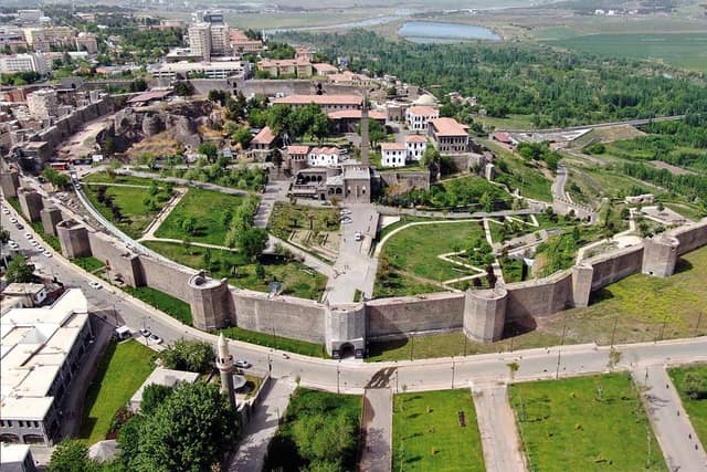 Zerzevan Kalesi ve Diyarbakır Şehir Turu – Mardin Çıkışlı