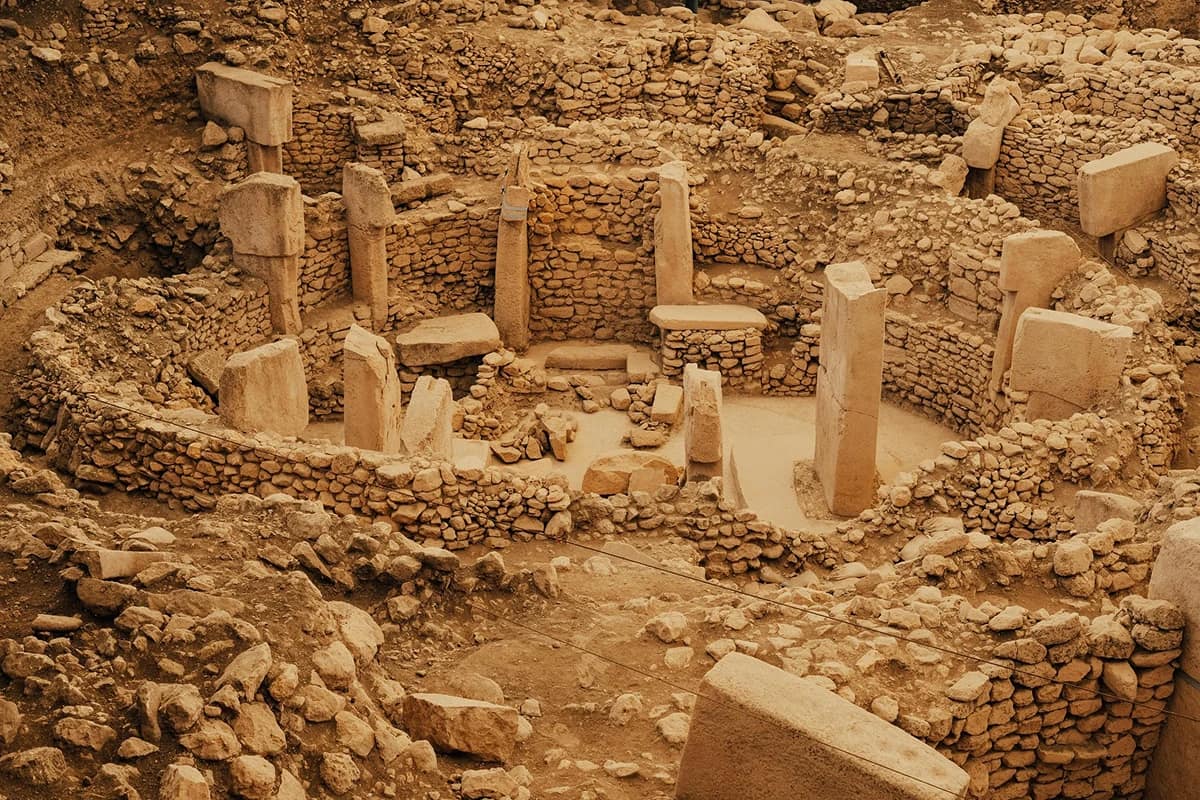 T-shaped limestone pillars carved with animals at Göbeklitepe